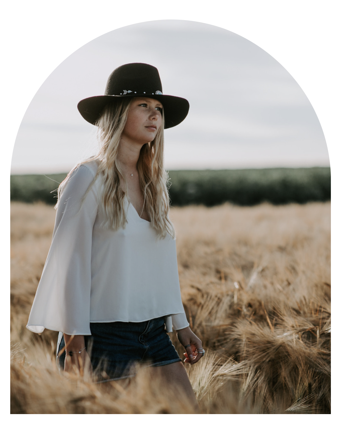 Portrait de Anna Mozes, photographe en Normandie, dans un champ de blé